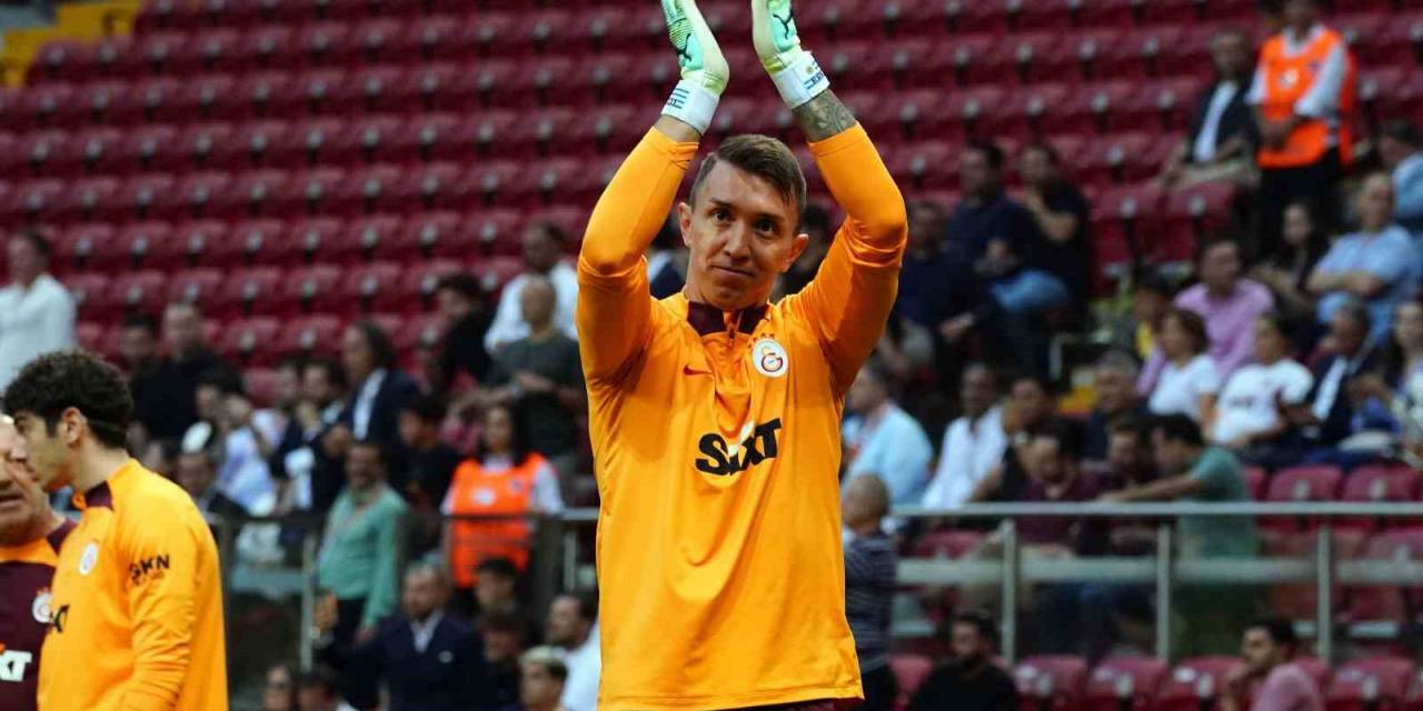 Galatasaray, Zalgiris Maçı Hazırlıklarını Taraftara Açık Antrenman İle Sürdürdü