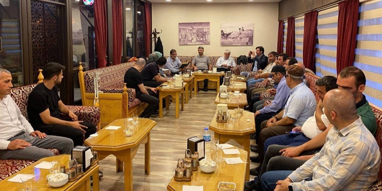 Evlerinden Getirdikleri Aşureleri Dağıttılar