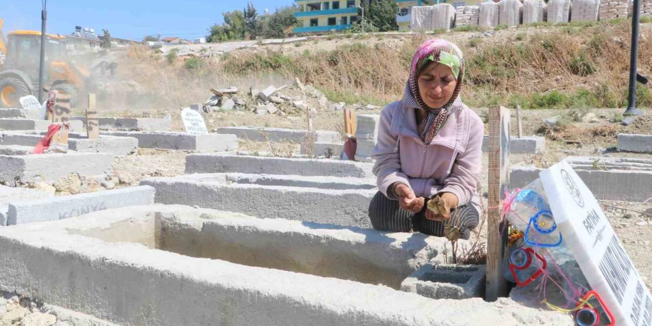 Depremde Sevdiklerini Kaybeden Kadın Her Gün Kabir Ziyareti Yapıyor