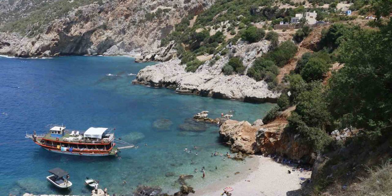 Bir Dönem Korsanlar Gizlenmiş, Gizli Cennet Karamağara Kendine Hayran Bırakıyor