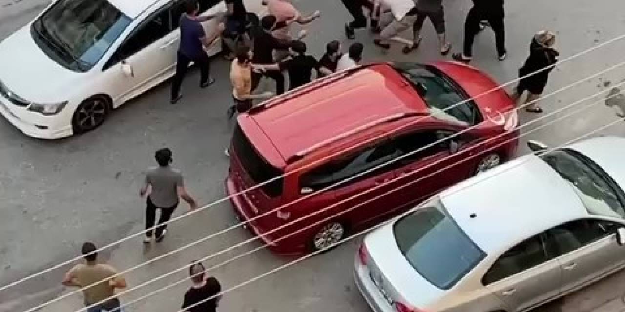 Hatay’da Sokak Ortasında Yumruk Yumruğa Kavga Kameralarda