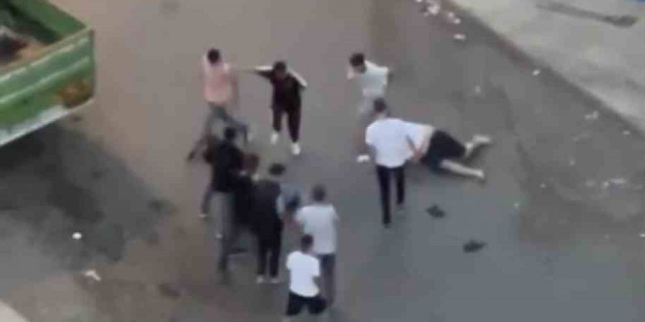 İstanbul’da Dehşet Anları Kamerada: Sopayla Başına Vurup Bayılttı, Yerde Tekmeledi