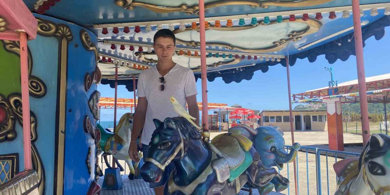 Papağanla Sahibinin Dostluğu Görenleri Şaşırtıyor