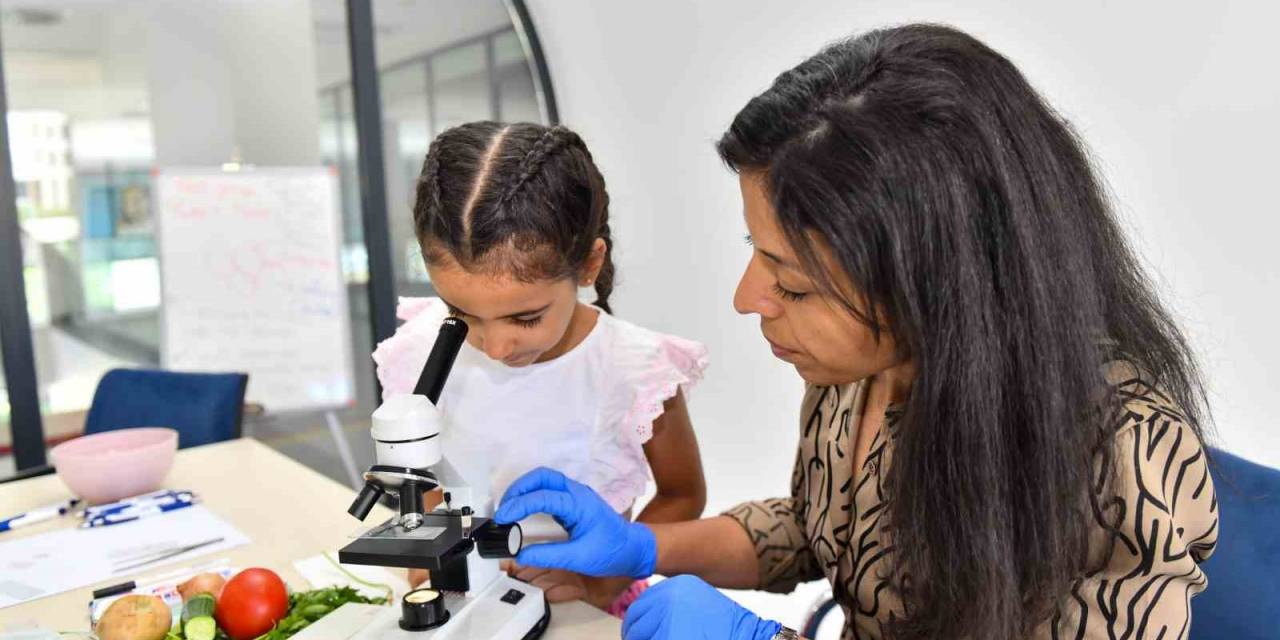 Esenyurtlu Çocuklar  “deney Ve Bilim Atölyesi”nde Çeşitli Deneyler Yapıyor