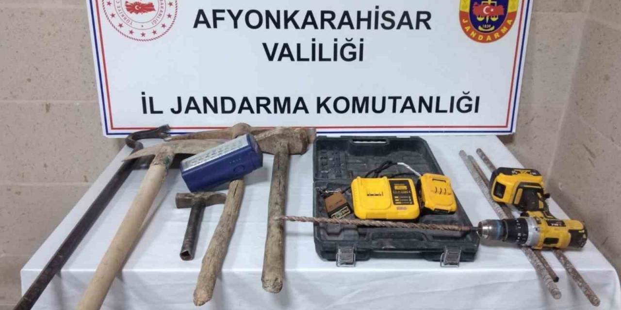 Şarjlı Vidalama İle Define Arayan 3 Kişiyi Jandarma Yakaladı