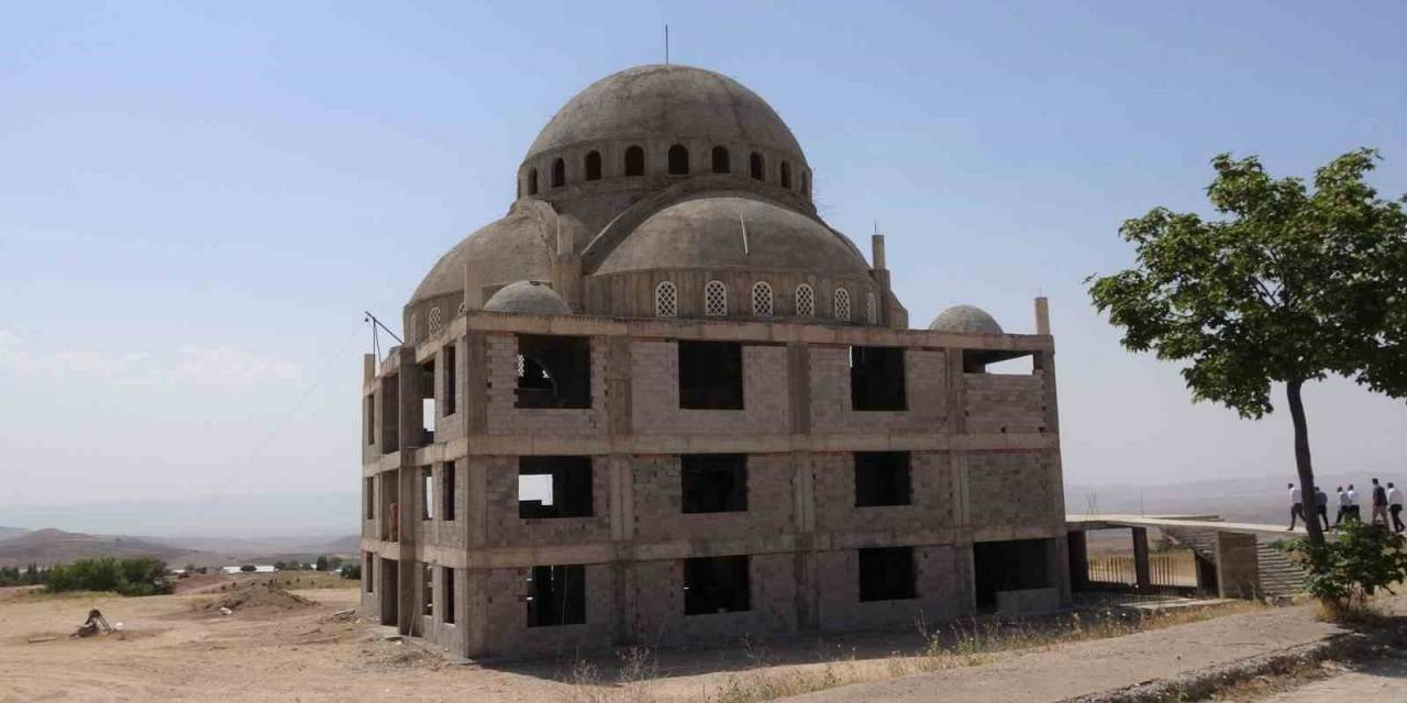 Yapımı 7 Yıldır Sürüyor, Seneye İbadete Açılacak