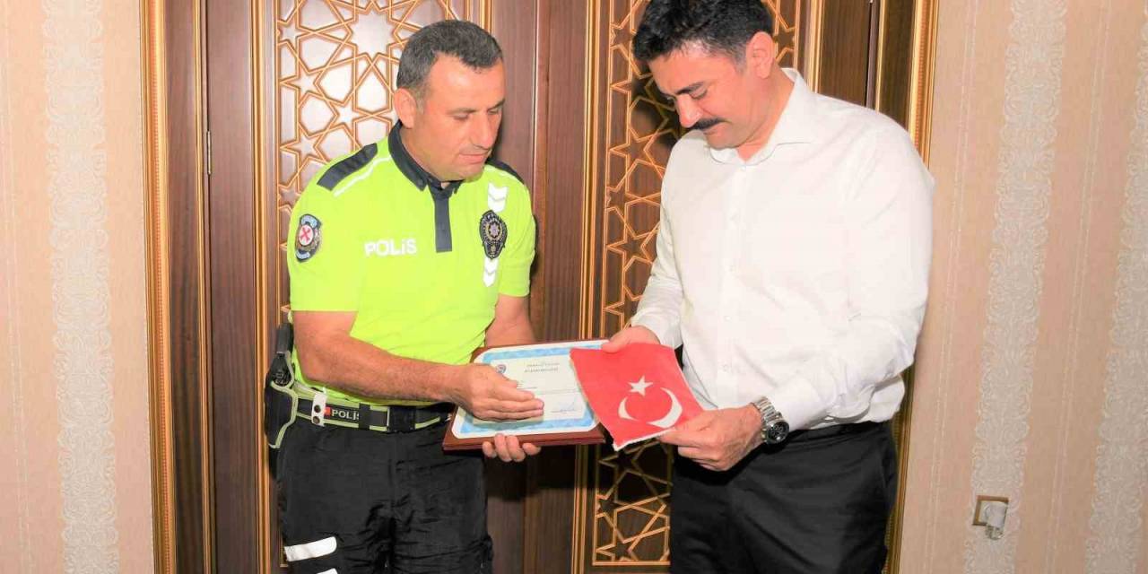 Türk Bayrağını Çöpten Alan Polis Memuru Ödüllendirildi