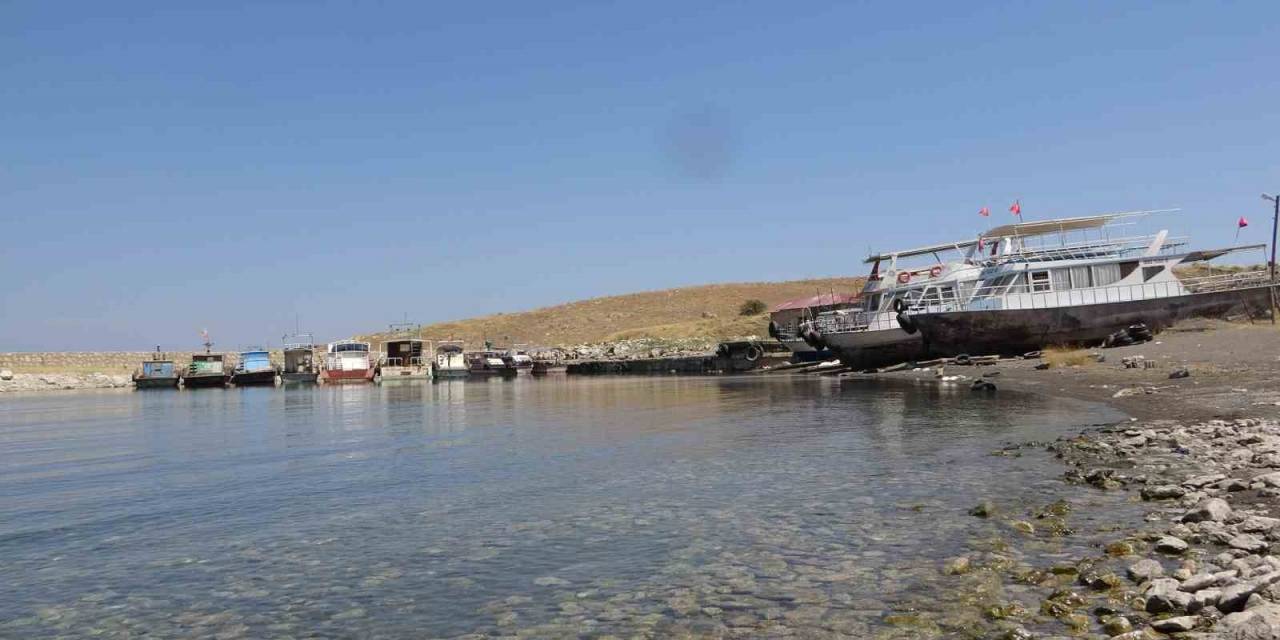 Van Gölü’nde 10 Balıkçı Barınağının Kuraklıktan Etkilendiği Tespit Edildi