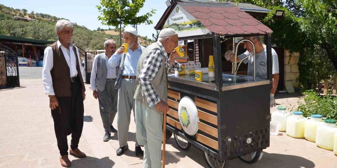 Eğil’de Peygamber Kabirlerini Ziyarete Gelen Vatandaşa Limonata İkramı