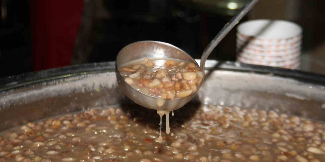 Elazığ’da Muharrem Ayı Dolayısıyla Vatandaşlara Aşure Dağıtıldı