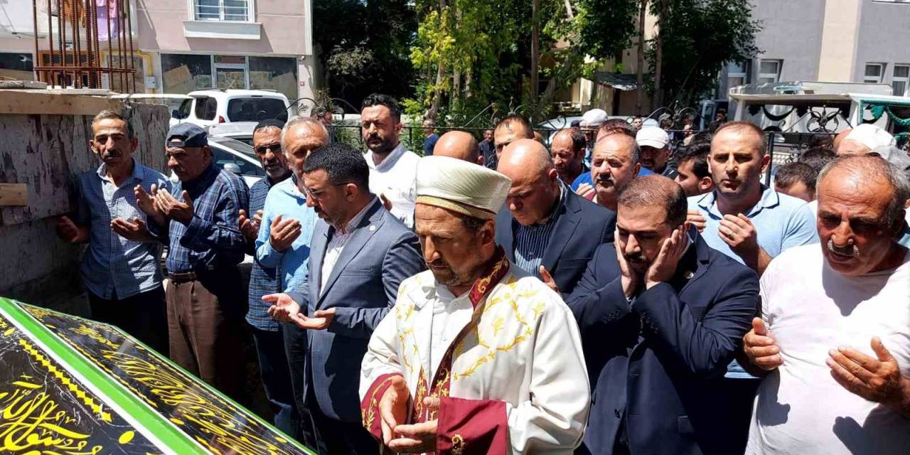 Kars’ta Kazada Hayatını Kaybedenler Toprağa Veriliyor