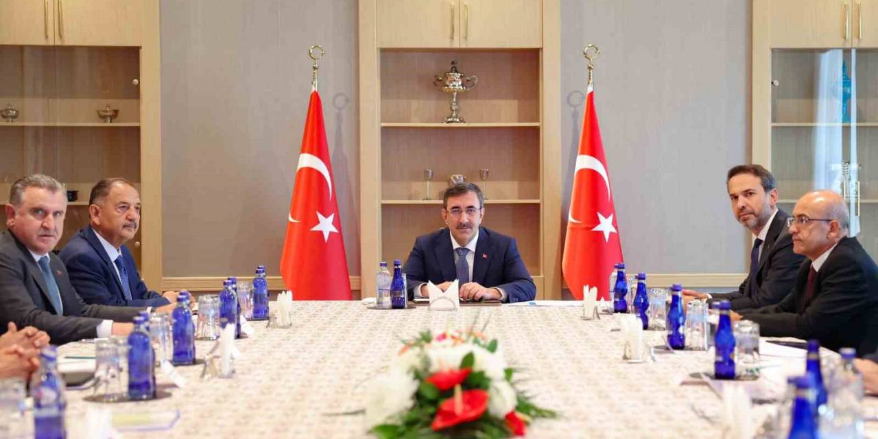 Cumhurbaşkanı Yardımcısı Yılmaz, Bakanlarla Deprem Koordinasyon Toplantısı Gerçekleştirdi