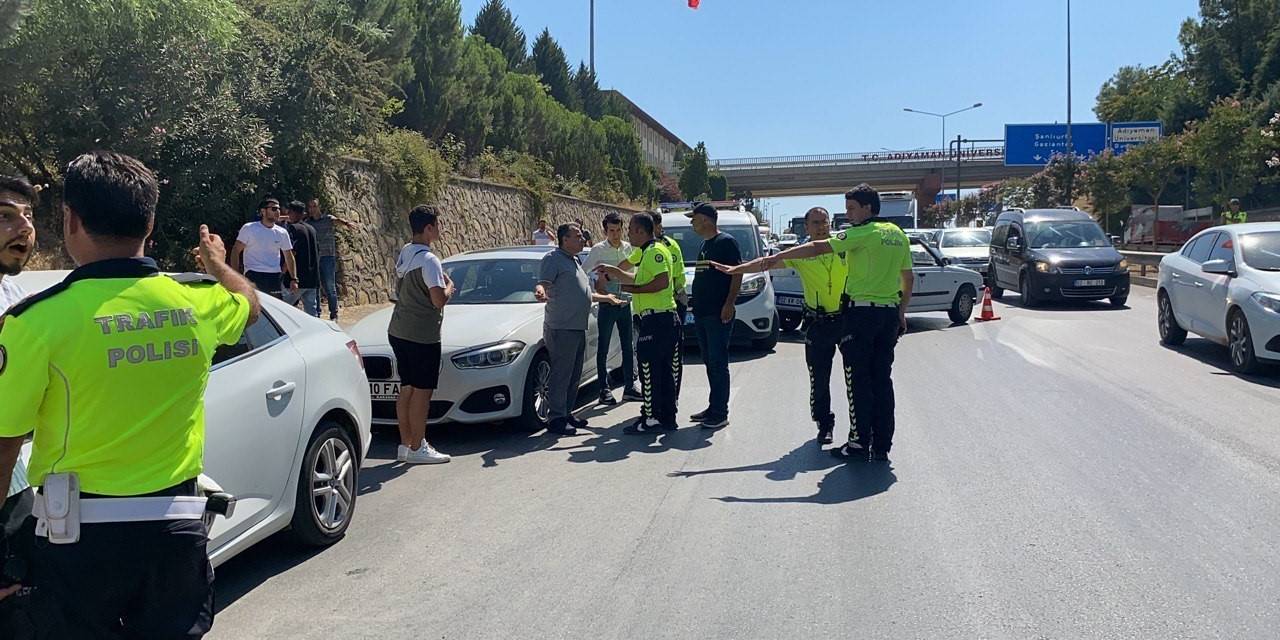 16 Araç Birbirine Girdi: 1’i Polis 2 Kişi Yaralandı