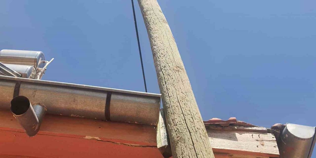 Yan Yatan Haberleşme Direği İki Katlı Evin Çatısına Zarar Verdi