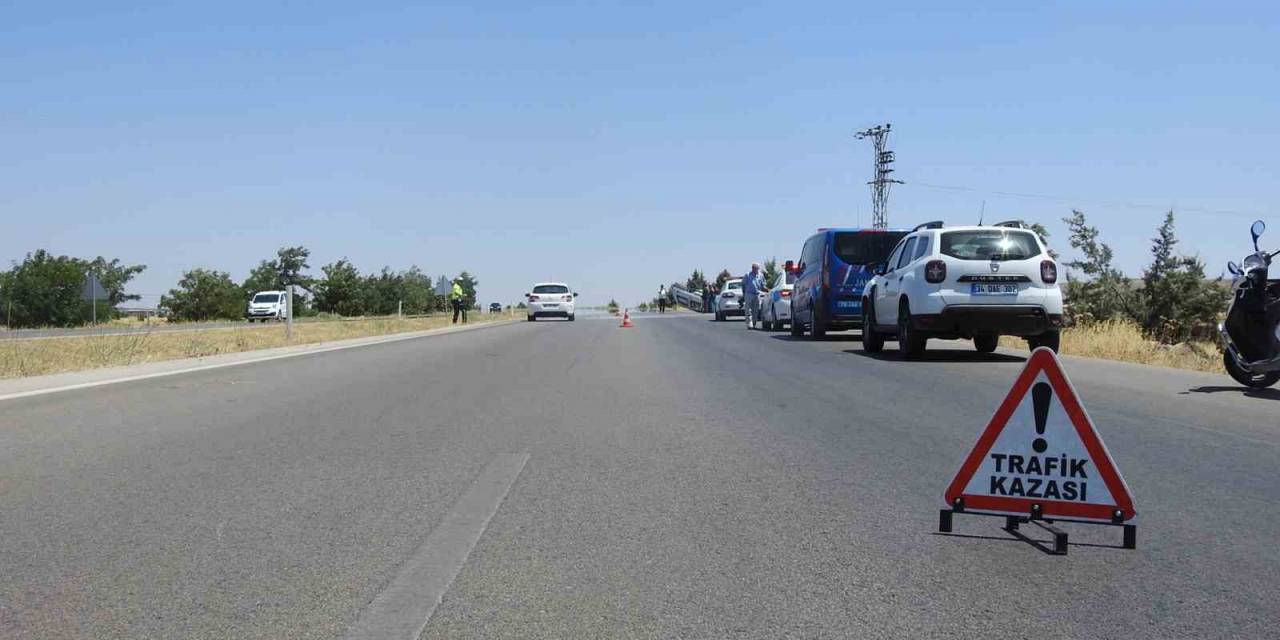 Kontrolden Çıkan Otomobil Devrildi: 2 Yaralı