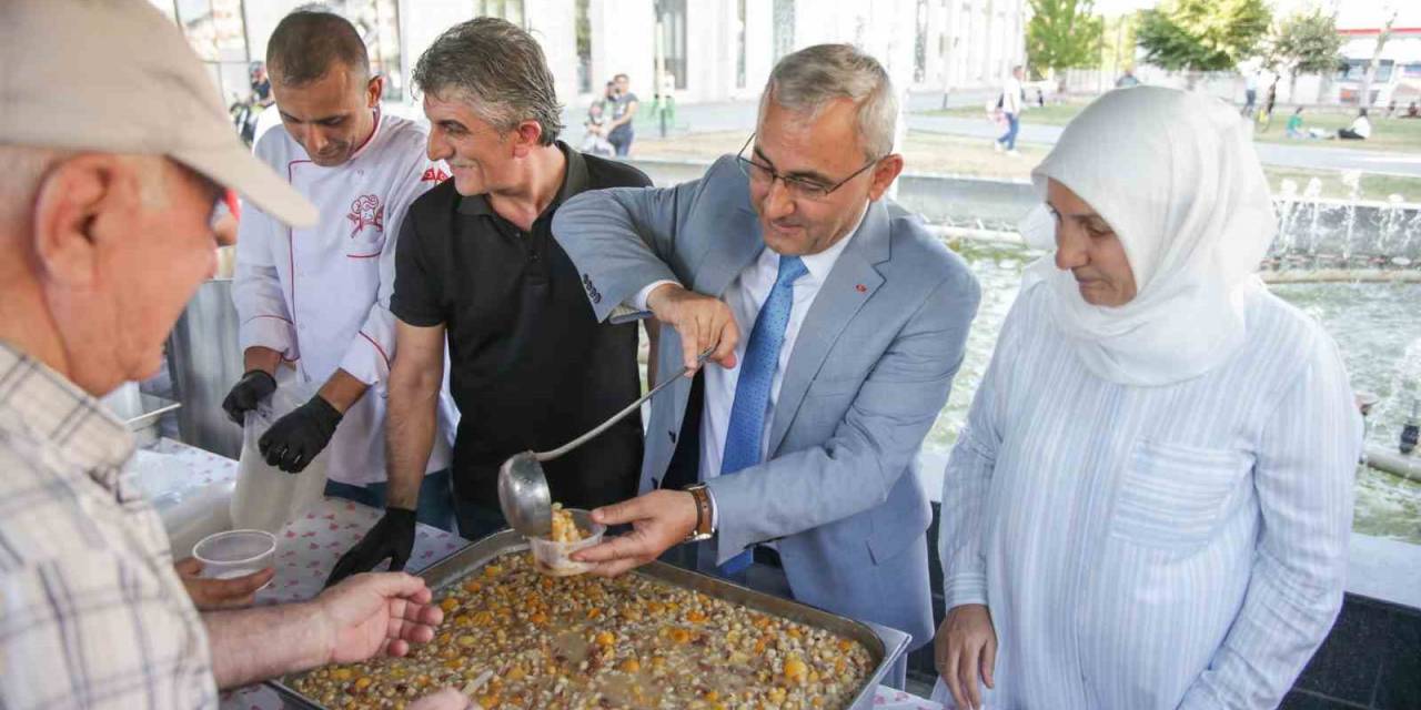 Kütahya Belediyesinden Vatandaşlara Aşure İkramı