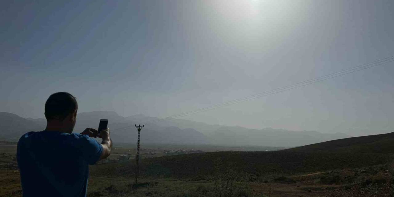 Yüksekova’da Dağlar Toz Bulutu Altında Kayboldu