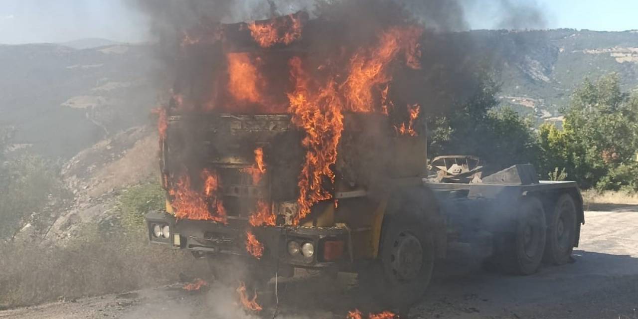 Amasya’da Seyir Halindeki Tır Alev Topuna Döndü
