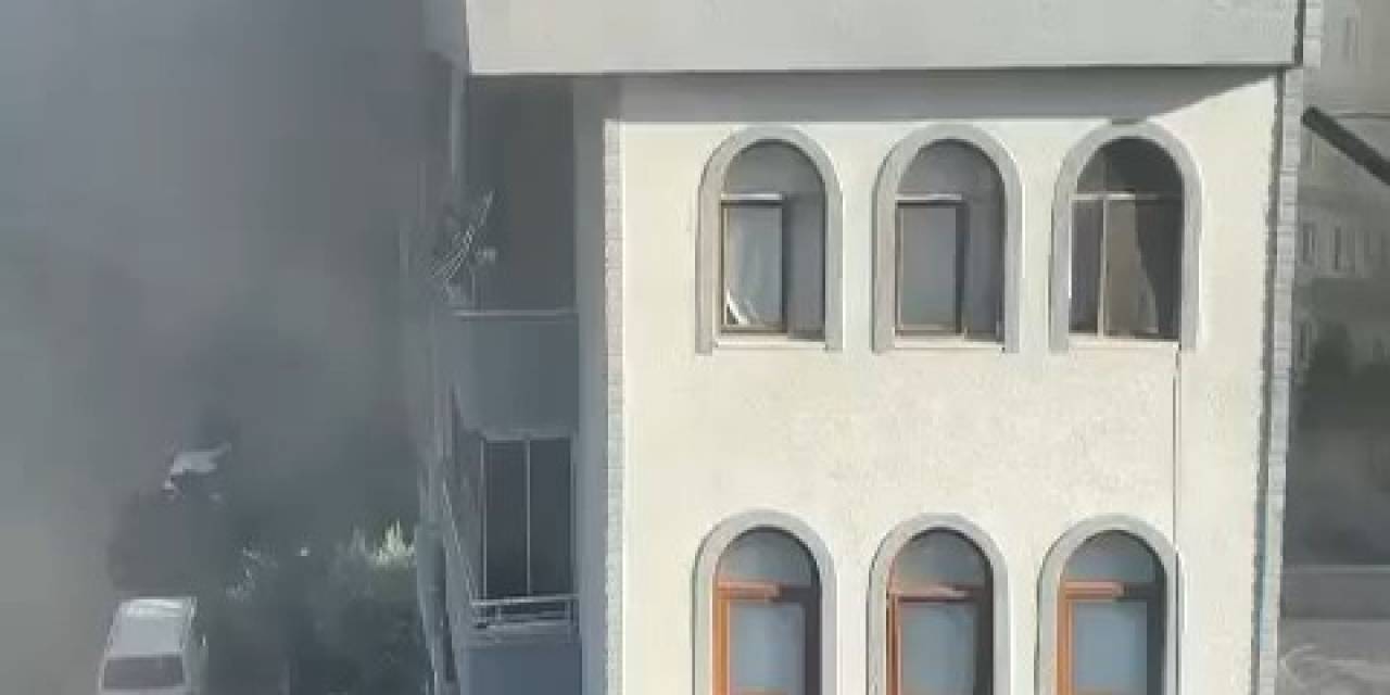 5 Katlı Binanın Çatısı Alev Alev Yandı