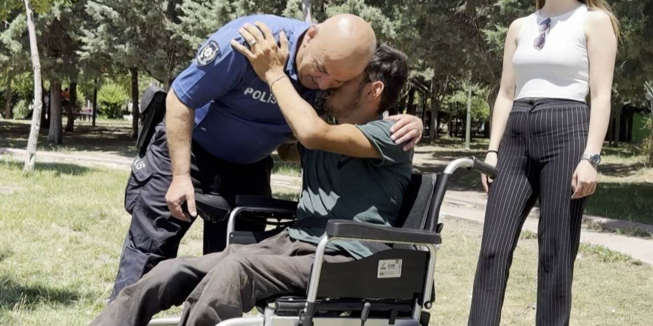 Yardımsever Polis Memuru Engelli Genci Akülü Sandalyesine Kavuşturdu