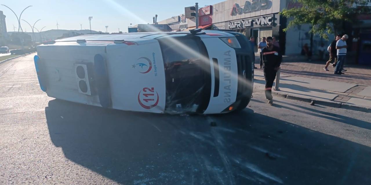 İzmir’de Ambulans İle Kamyonet Çarpıştı: 3 Yaralı