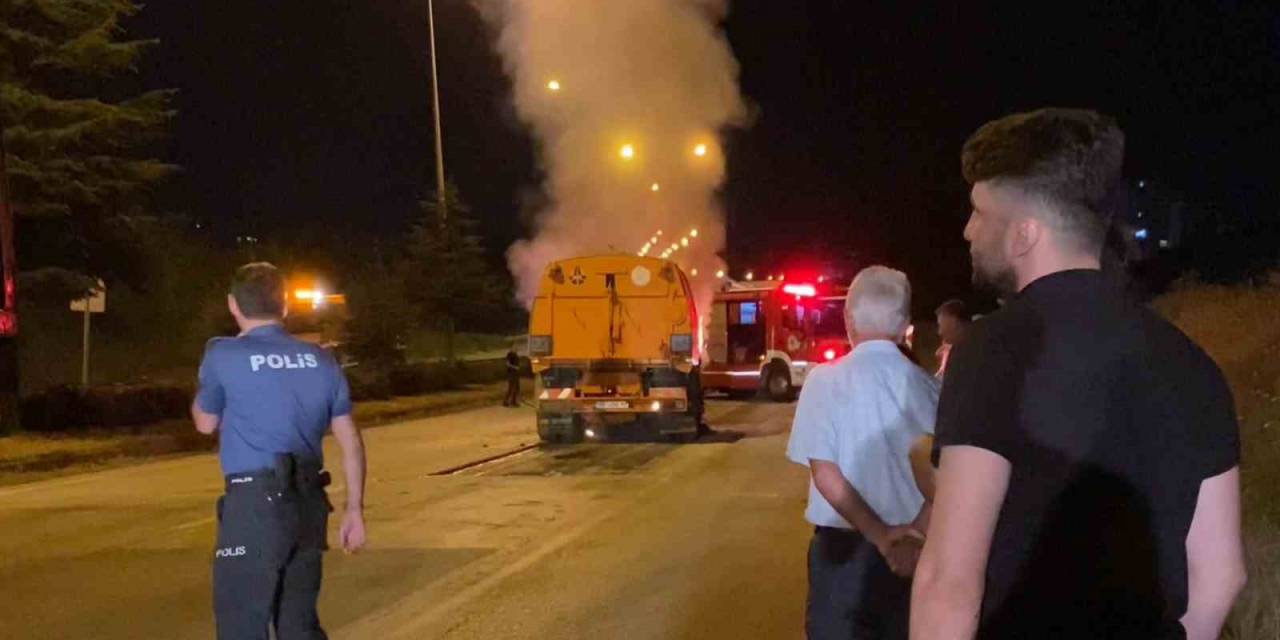 Yol Süpürme Aracı Alevlere Teslim Oldu