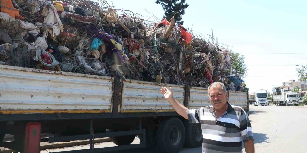 Enkazdan Çıkarılan Demirler Yeniden Ekonomiye Kazandırılıyor
