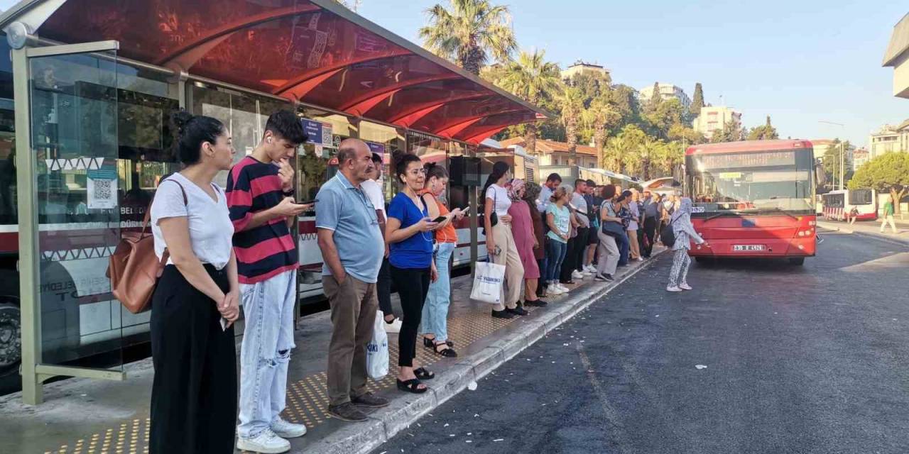 İzmir’de Duraklarda Ve Trafikte Grev Yoğunluğu