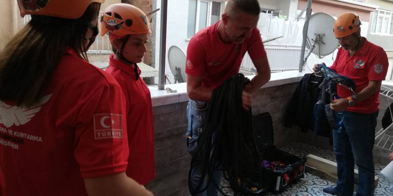 İki Bina Arasındaki 8 Metre Derinliğe Düşen Kedi Ekiplerce Kurtarıldı