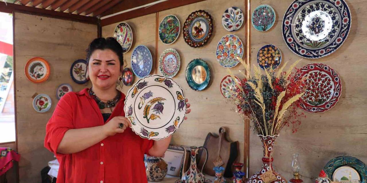 Tescilli Yazma Desenlerini Bin Yıllık Sanata Aktardı