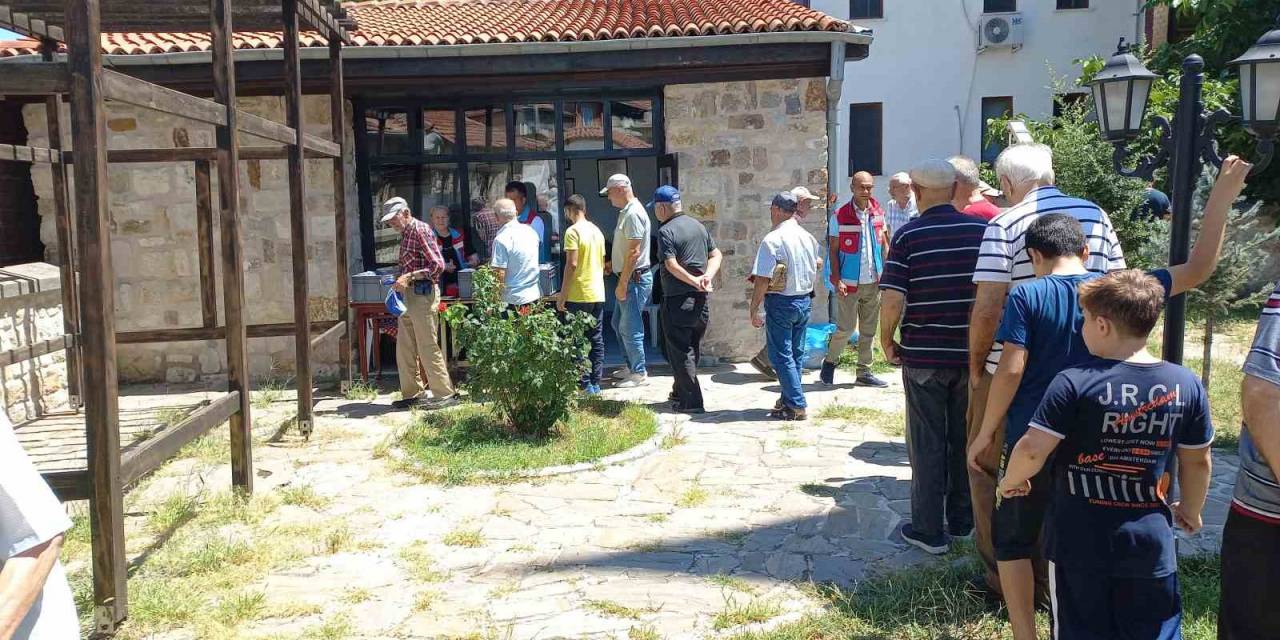 Eşi Ölünce Ömrünü Hayır Yapmaya Adadı