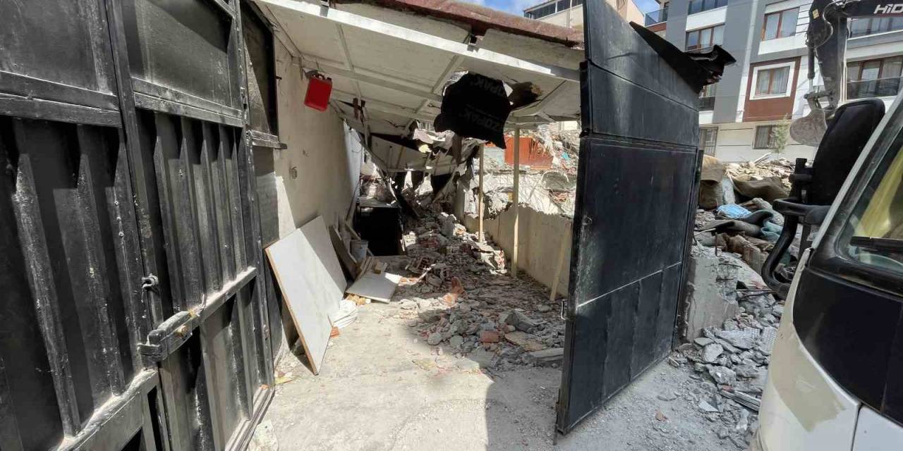 Küçükçekmece’de Bina Yıkımı Sırasında Sokakta Bulunan 2 Binanın Garajı Hasar Gördü