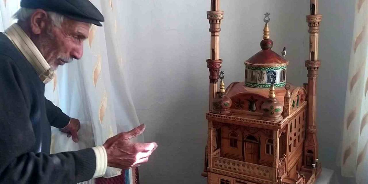 Odun Parçalarını Adeta Sanata Dönüştürüyor