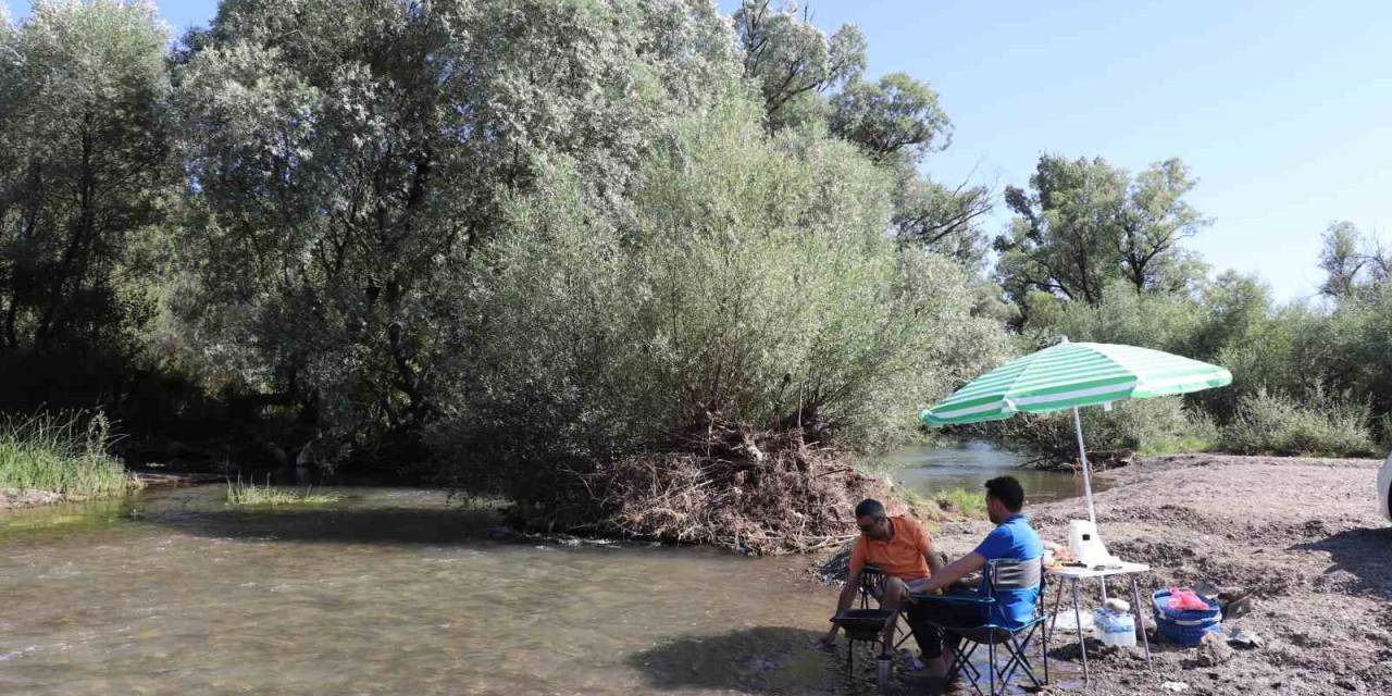 Tatile Gidemeyenler Akın Ediyorlar, Eşsiz Doğası Ve Serin Suyuyla Ferahlıyorlar