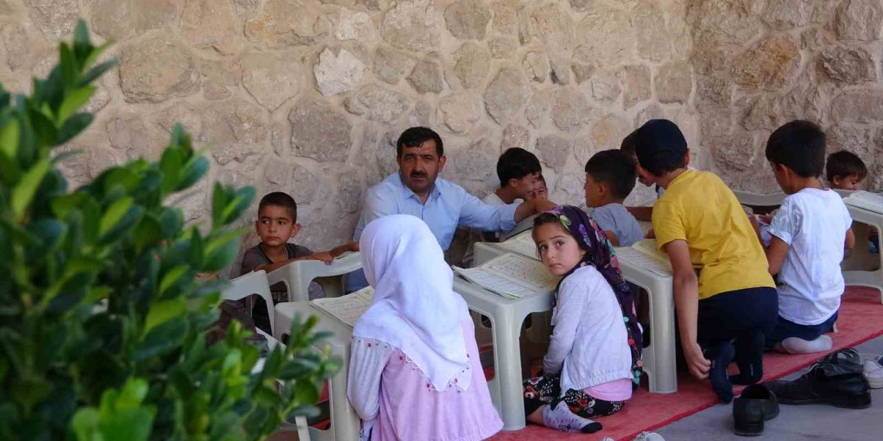 Minikler Yaz Kur’an Kursunda Hat Sanatını Öğreniyor