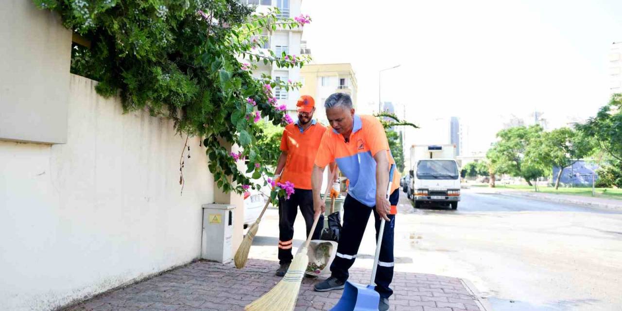 Belediye Başkanı Üniformayı Giyip, Süpürge Ve Faraşı Alıp Sokakları Süpürdü