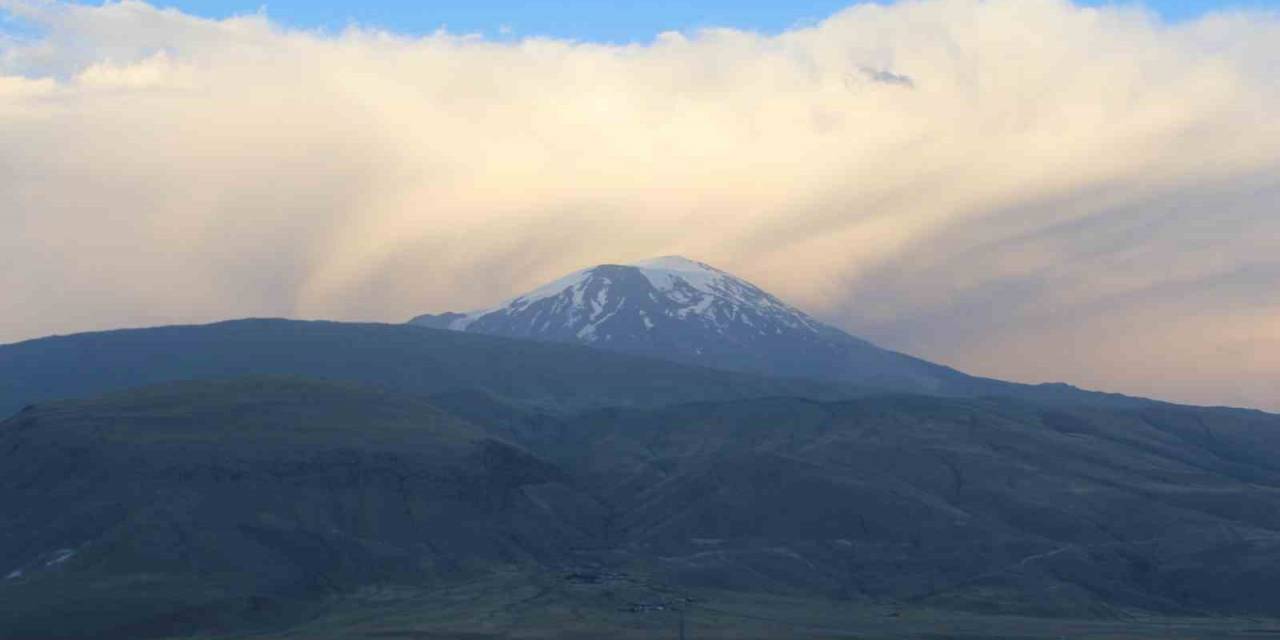 Ağrı Dağı Erimeye Devam Ediyor