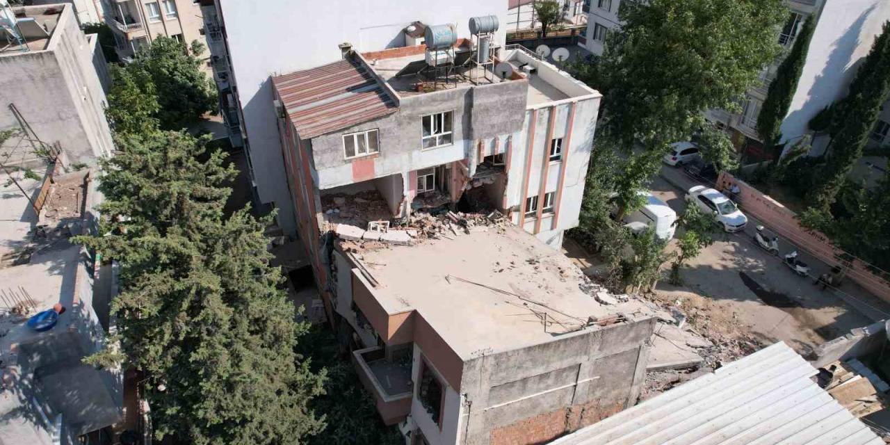 Ağır Hasarlı Bina Yıkım Esnasında Hafif Hasarlı Binanın Üzerine Yıkıldı