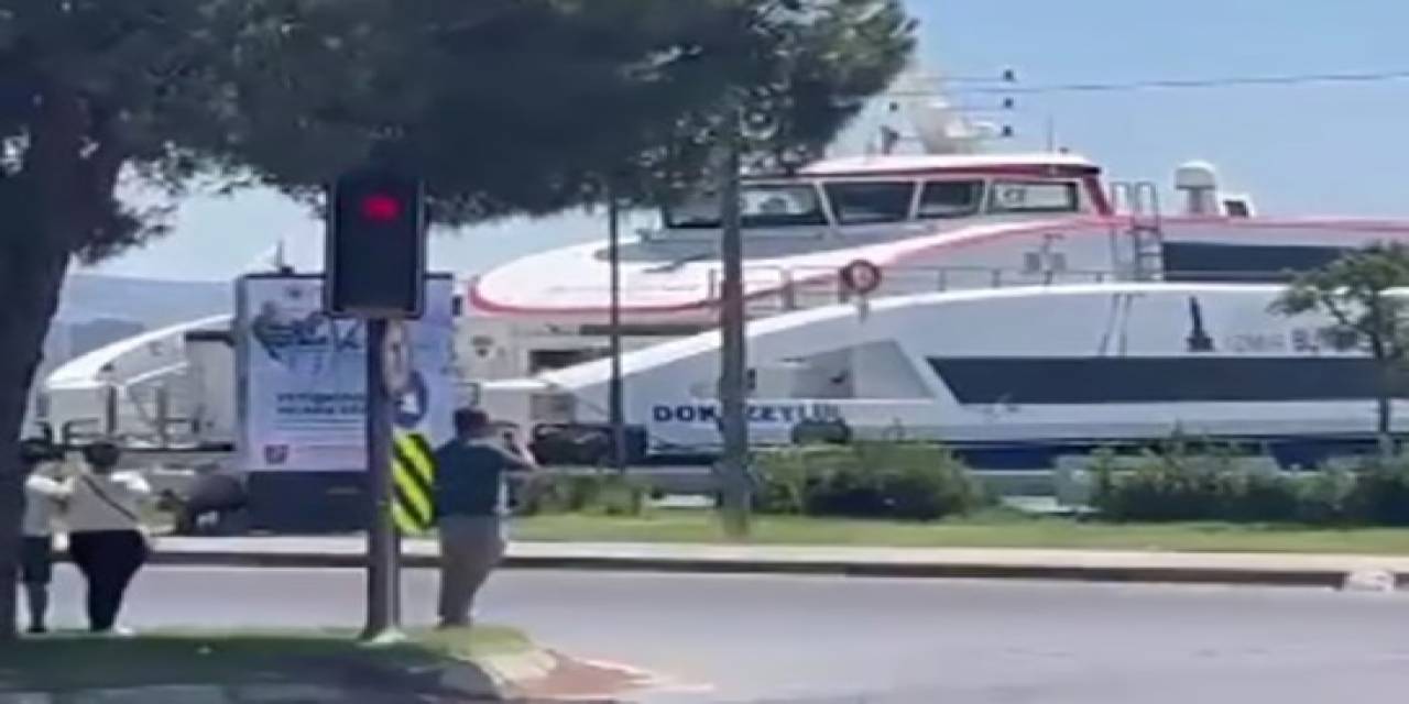 İzmir’de Yolcu Gemisinin Kıyıya Çarpma Anı Kamerada