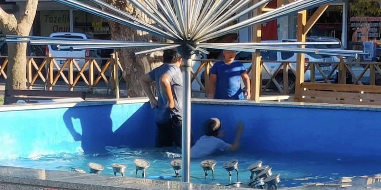 Sıcaktan Bunalan Çocukların Havuz Keyfi