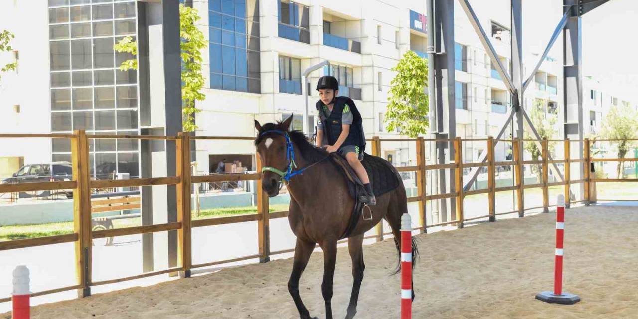 Esenyurt’ta At Binicilik Tesisi Yoğun İlgi Görüyor