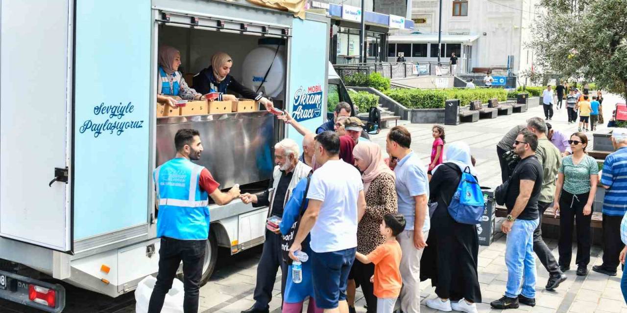 Esenyurt Belediyesi Vatandaşlara Aşure İkramında Bulundu