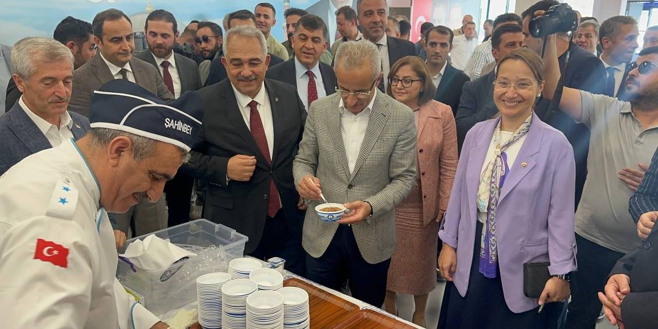 Bakan Uraloğlu, Gaziantep’te Aşure Yedi