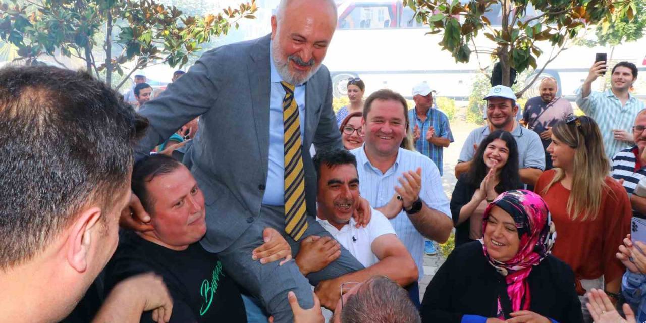 Yüksek Zammı Alan İşçiler Başkanı Omuzlarda Taşıdı