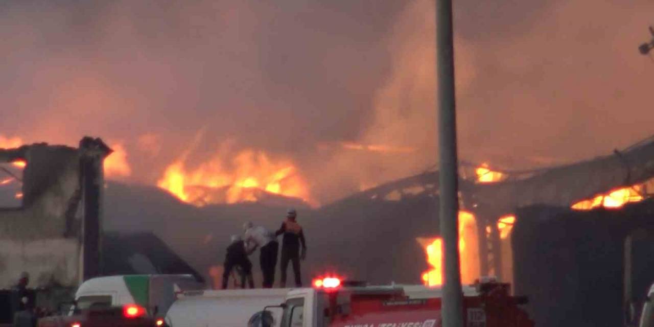 Bursa’da Fabrika Yangını 4,5 Saattir Devam Ediyor, Alevler 10 Fabrikada Etkili Oldu