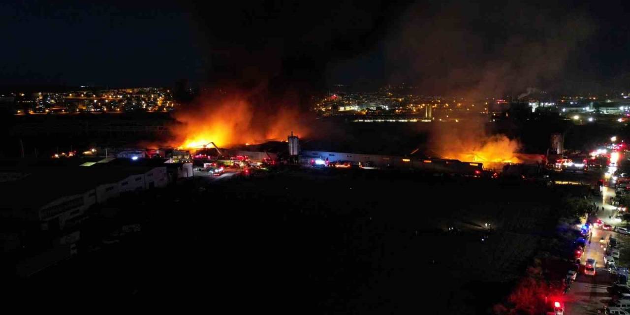 Bursa’da 10 Fabrikaya Sıçrayan Yangın Gece Havadan Görüntülendi