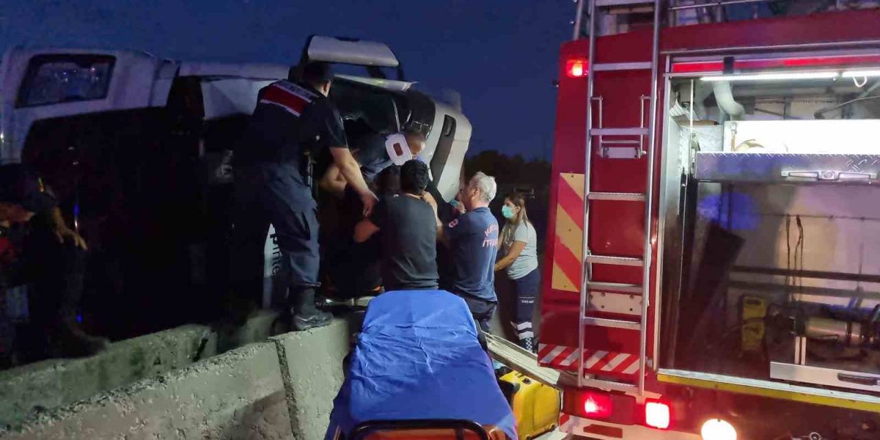 Devrilen Boru Yüklü Tırın İçinden Bira Kutuları Çıktı: 2 Yaralı