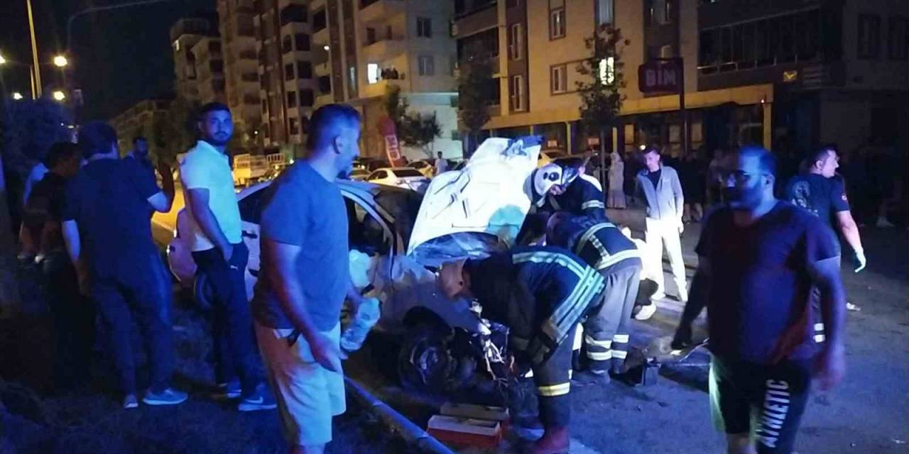 Kontrolden Çıkan Otomobil Orta Refüje Çarptı: 2 Yaralı