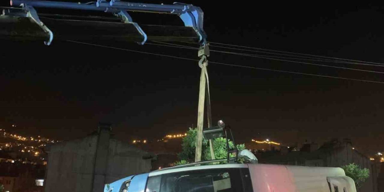 Halk Otobüsü Elektrik Direğine Çarptı: 1 Yaralı