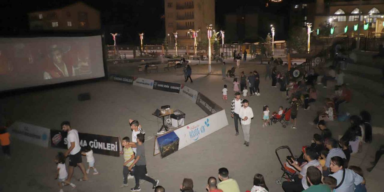 Hakkari’de Açık Hava Sinemasına Yoğun İlgi